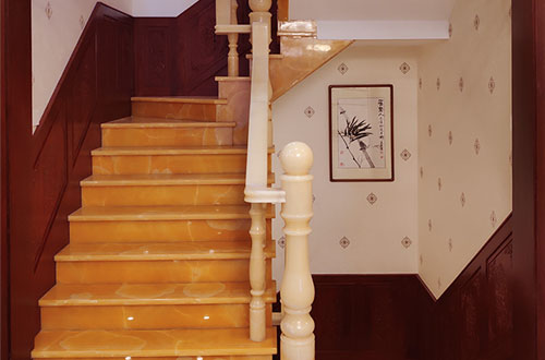 连山中式别墅室内汉白玉石楼梯的定制安装装饰效果